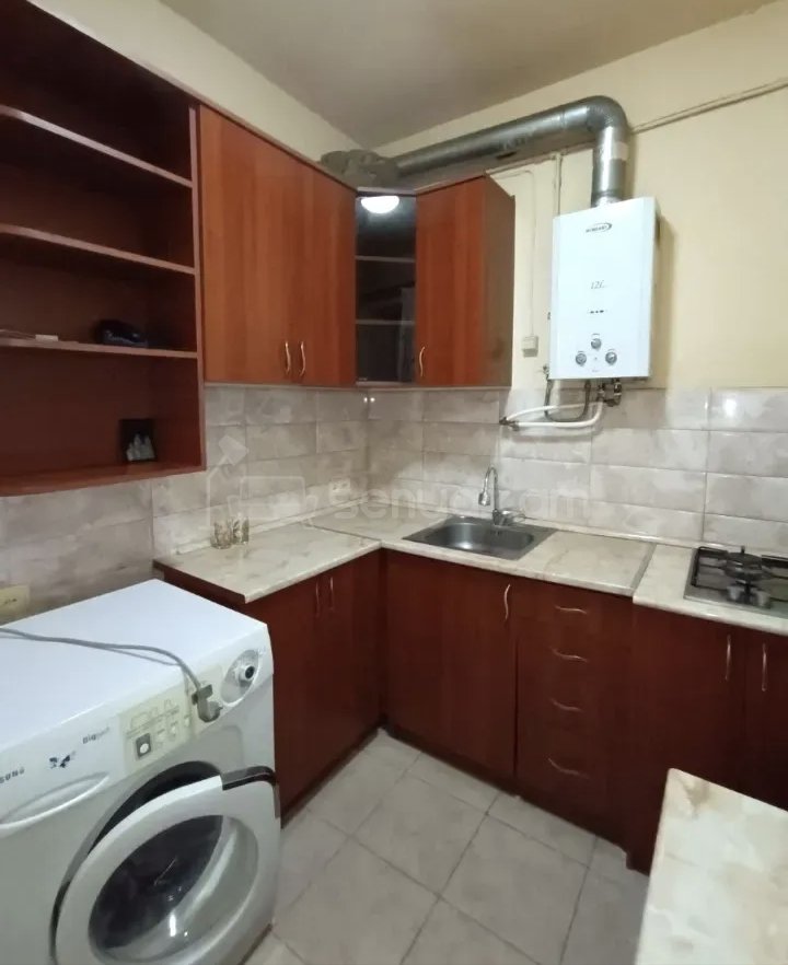 1 Սենյականոց Բնակարան Քարե Շենքում, 40քմ, 4/5 հարկ, Նորմալ Վիճակում, Կահավորված, Արևկող
