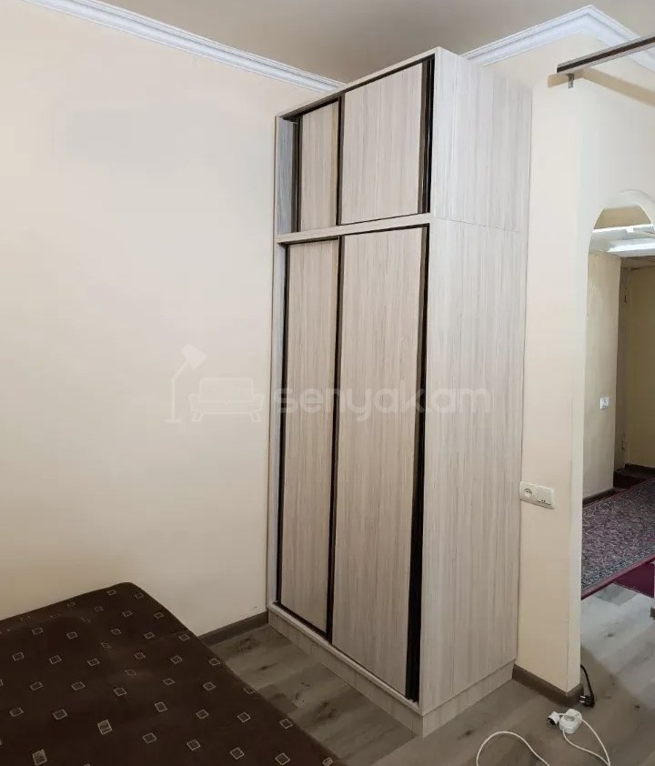 1 Սենյականոց Բնակարան Քարե Շենքում, 40քմ, 4/5 հարկ, Նորմալ Վիճակում, Կահավորված, Արևկող
