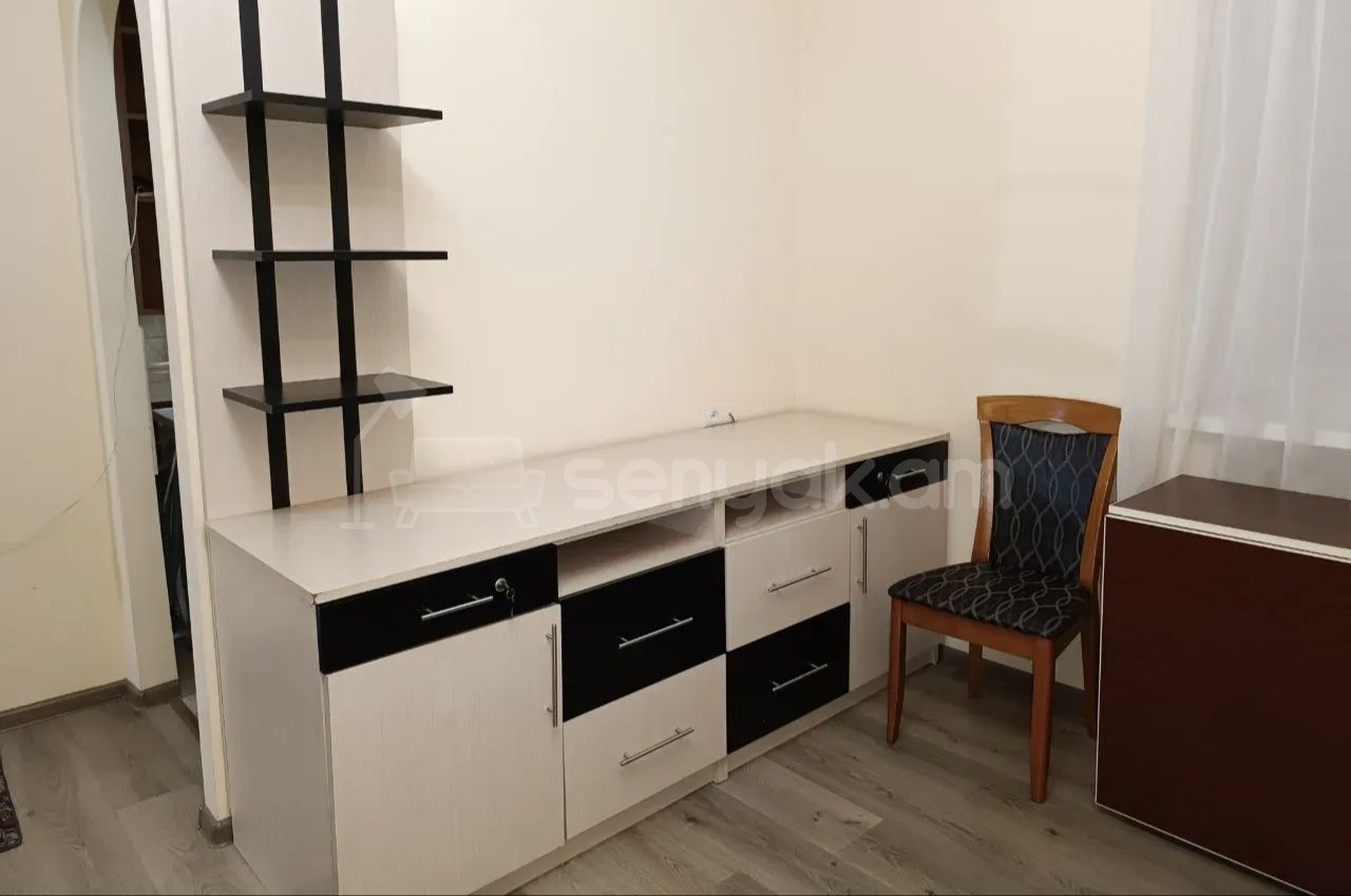 1 Սենյականոց Բնակարան Քարե Շենքում, 40քմ, 4/5 հարկ, Նորմալ Վիճակում, Կահավորված, Արևկող
