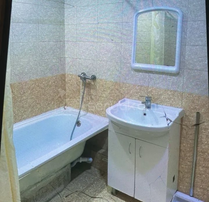 3 Սենյականոց Բնակարան Քարե Շենքում, 62քմ, 2/4 հարկ, Նորմալ Վիճակում, Կահավորված