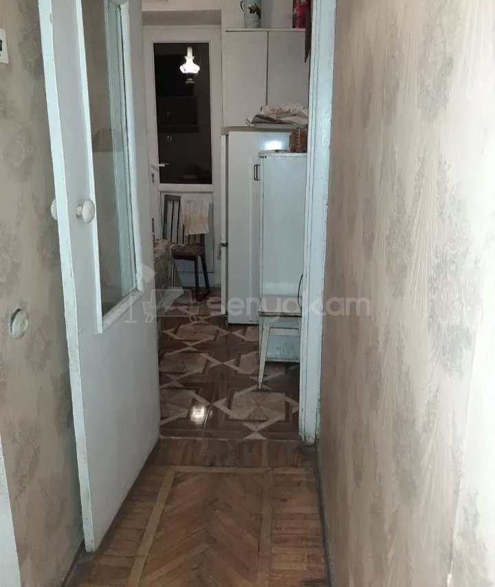 1 Սենյականոց Բնակարան Քարե Շենքում, 45քմ, 3/5 հարկ, Նորմալ Վիճակում, Կահավորված