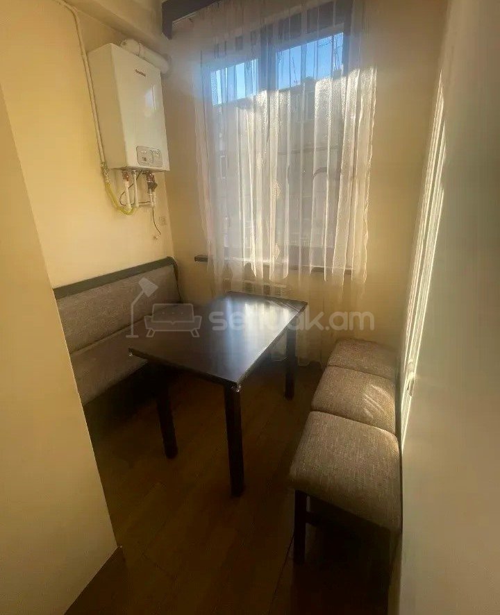 3 Սենյականոց Բնակարան Քարե Շենքում, 68քմ, 3/5 հարկ, Կապիտալ Վերանորոգված, Կահավորված, Արևկող