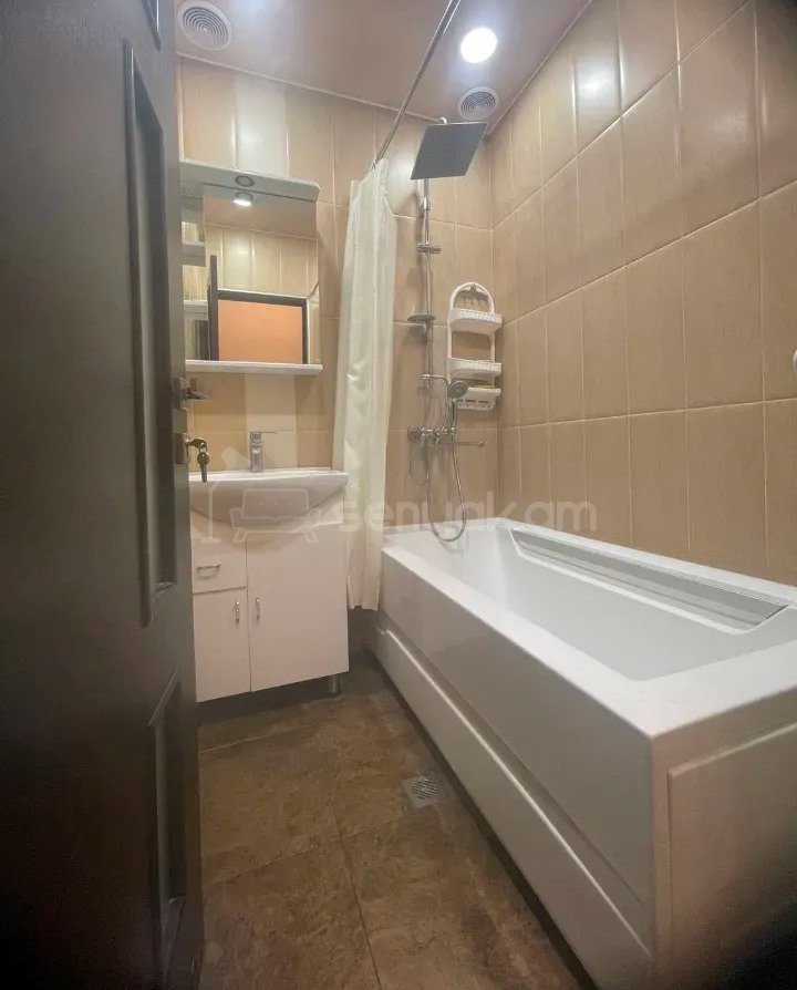 3 Սենյականոց Բնակարան Քարե Շենքում, 68քմ, 3/5 հարկ, Կապիտալ Վերանորոգված, Կահավորված, Արևկող