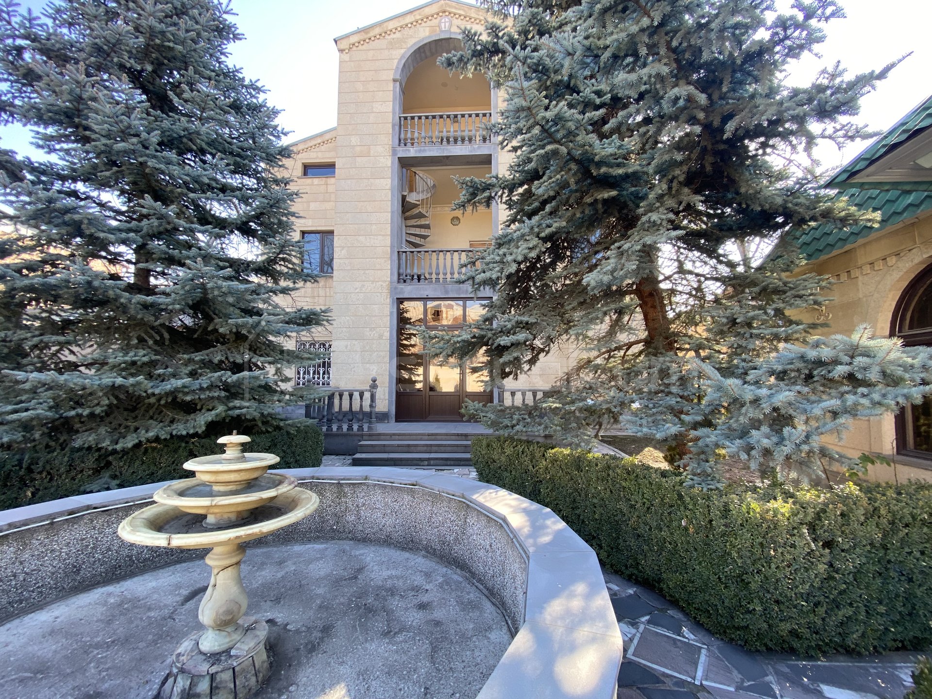 8 Սենյականոց Շքեղ Առանձնատուն, 580քմ, Ավտոտնակով