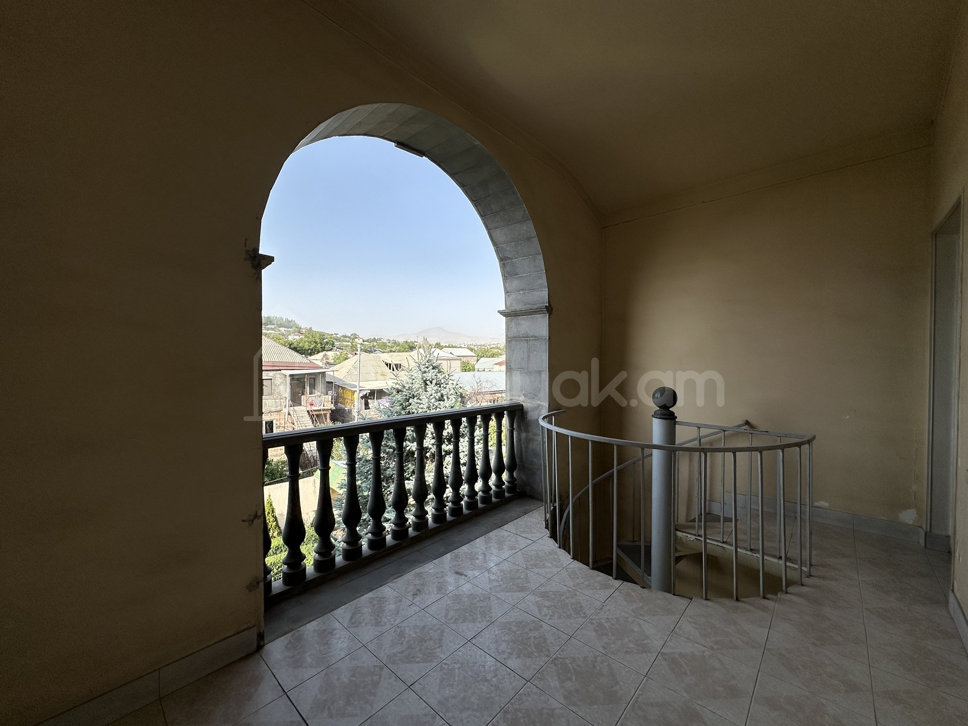 8 Սենյականոց Շքեղ Առանձնատուն, 580քմ, Ավտոտնակով