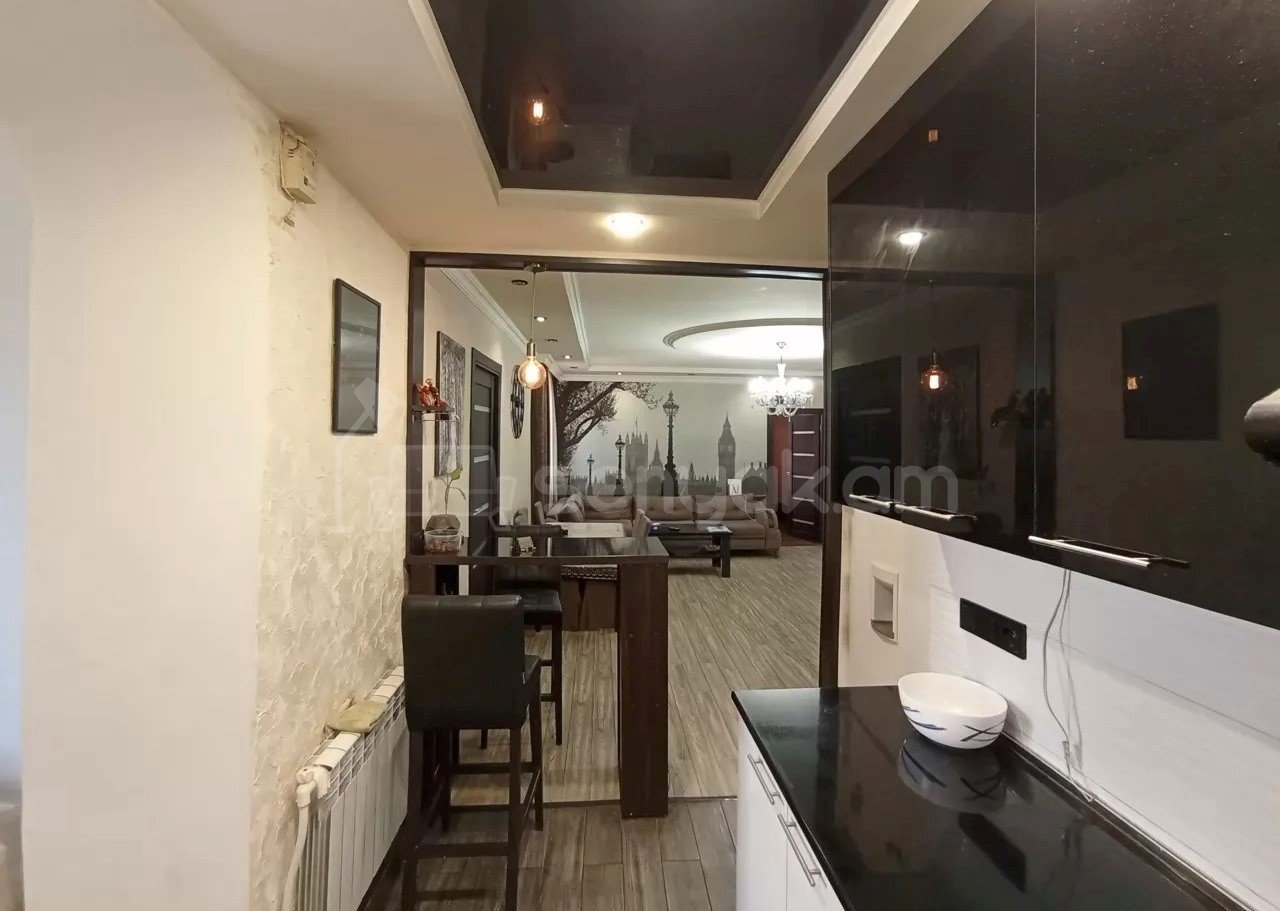 3 Սենյականոց Բնակարան Քարե Շենքում, 78քմ, 7/8 հարկ, Կապիտալ Վերանորոգված