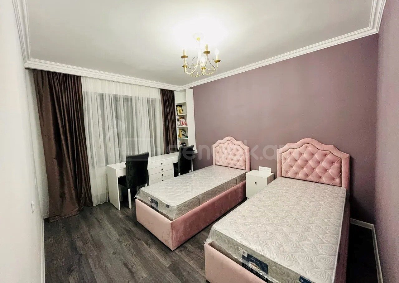 4 Սենյականոց Բնակարան Քարե Շենքում, 77քմ, 4/5 հարկ, Դիզայներական Վերանորոգված
