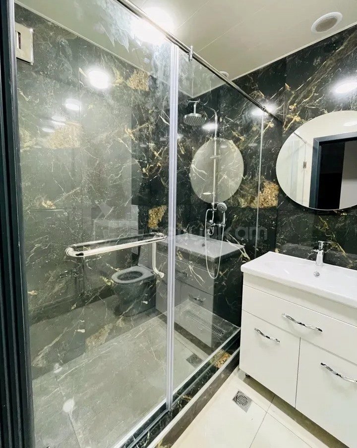 4 Սենյականոց Բնակարան Քարե Շենքում, 77քմ, 4/5 հարկ, Դիզայներական Վերանորոգված