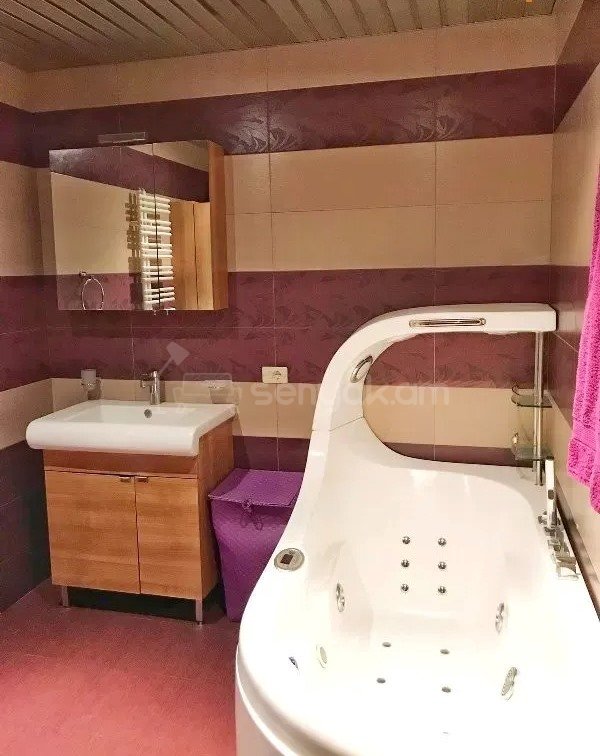 5 Սենյականոց Բնակարան Քարե Շենքում, 140քմ, 1/5 հարկ, Դիզայներական Վերանորոգված
