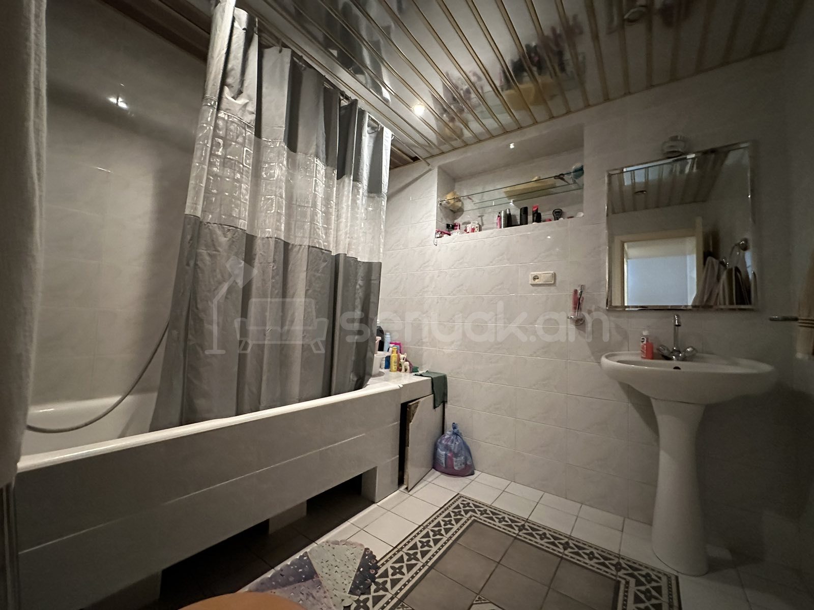 4 Սենյականոց Բնակարան Քարե Շենքում, 124քմ, 2/5 հարկ, Կապիտալ Վերանորոգված