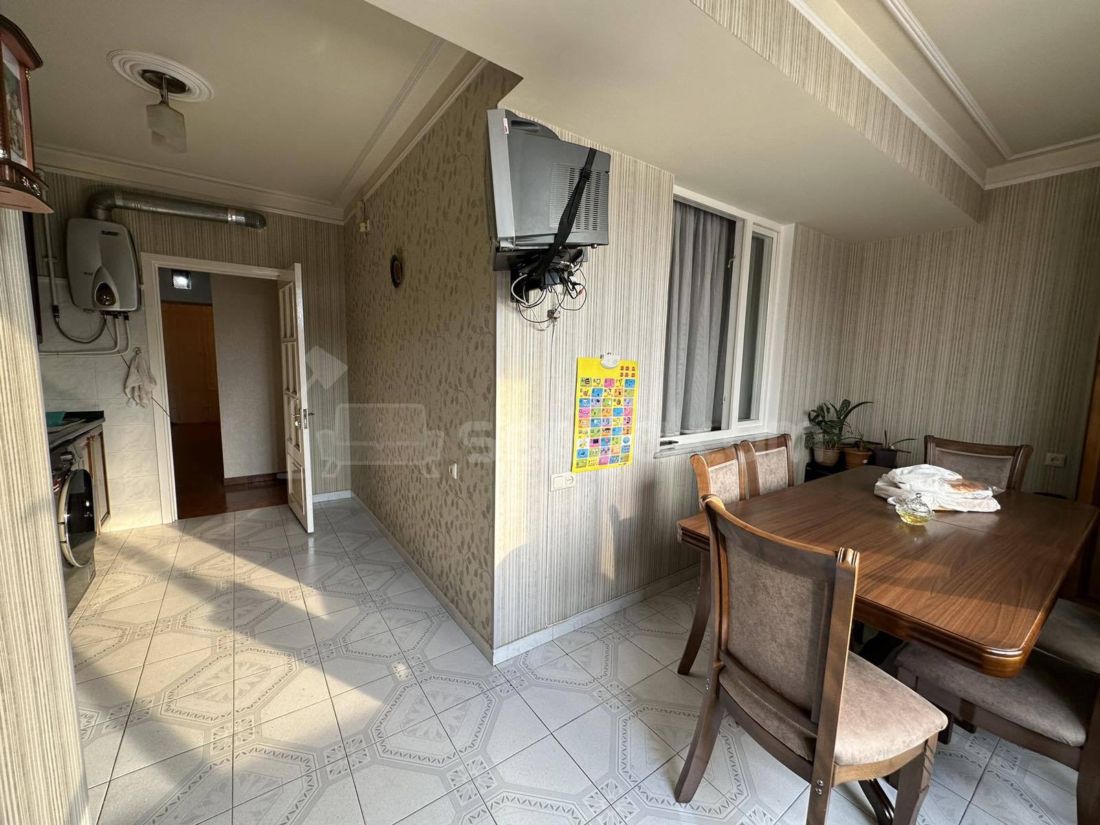 4 Սենյականոց Բնակարան Քարե Շենքում, 124քմ, 2/5 հարկ, Կապիտալ Վերանորոգված