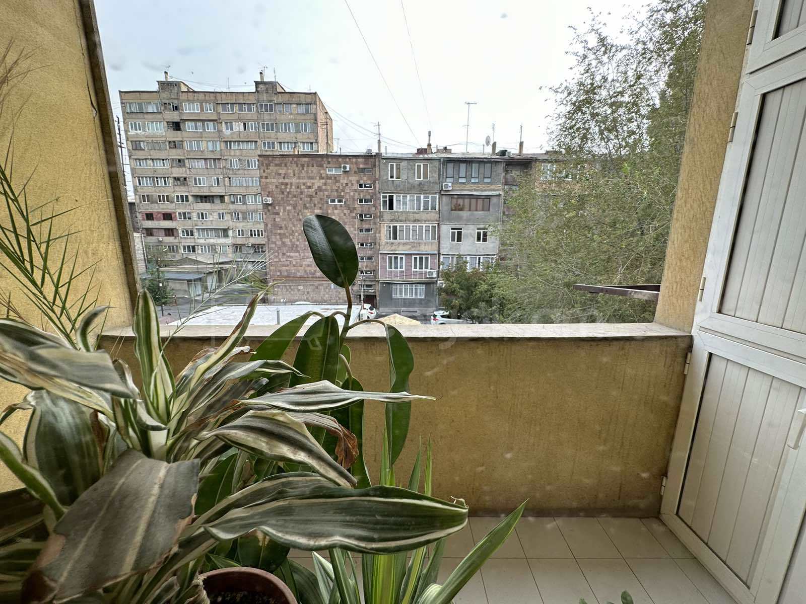4 Սենյականոց Բնակարան Քարե Շենքում, 124քմ, 2/5 հարկ, Նորմալ Վիճակում