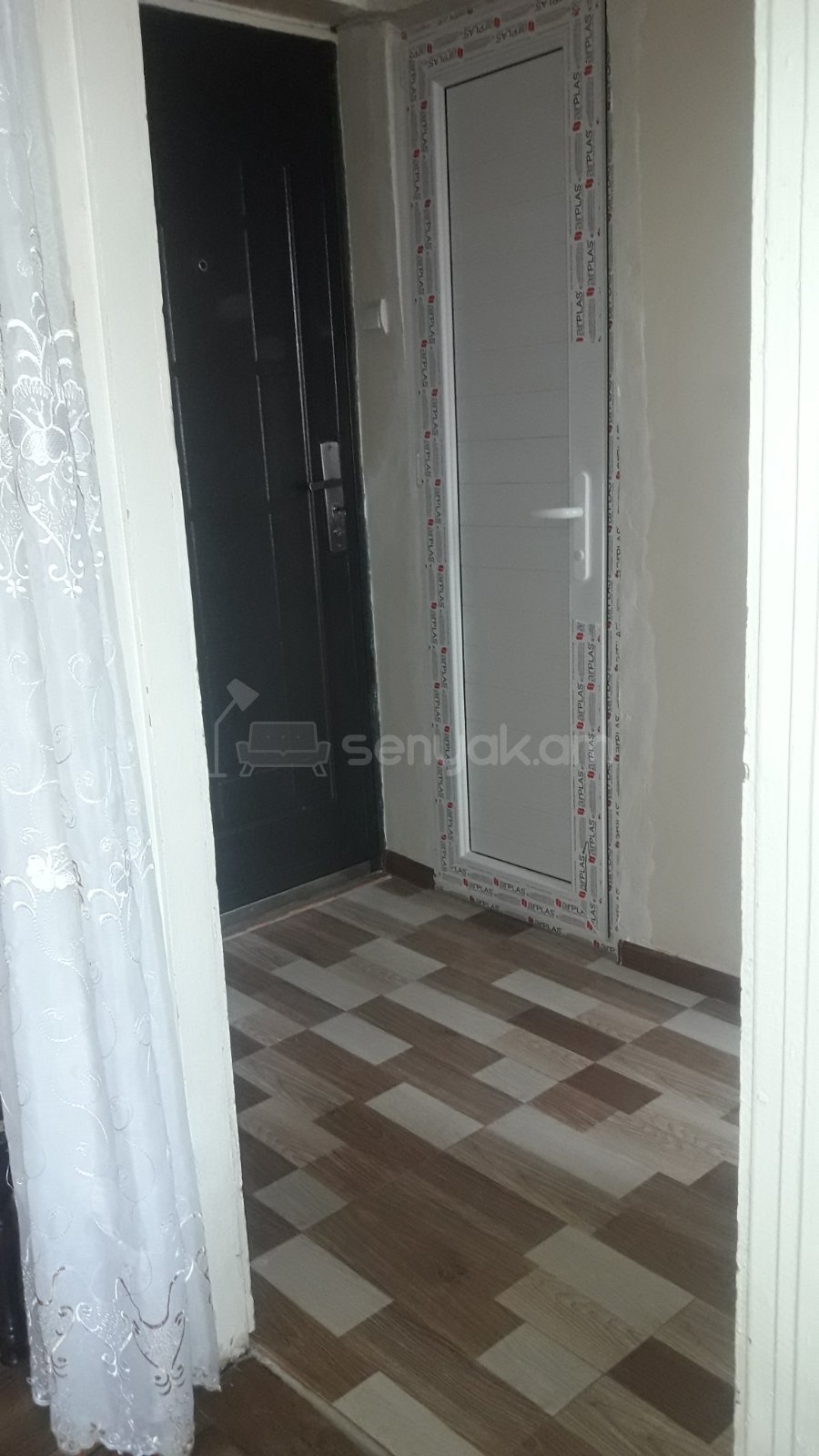 1 Սենյականոց Բնակարան Քարե Շենքում, 32քմ, 2/4 հարկ, Կոսմետիկ Վերանորոգված, Կահավորված, Արևկող