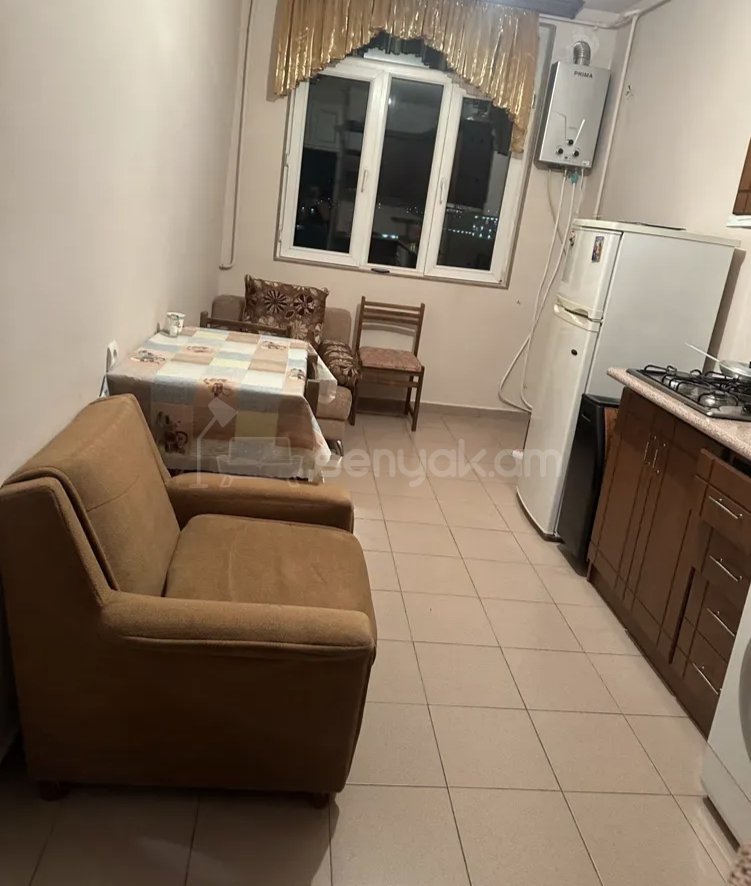 1 Սենյականոց Բնակարան Քարե Շենքում, 40քմ, 3/5 հարկ, Նորմալ Վիճակում, Կահավորված