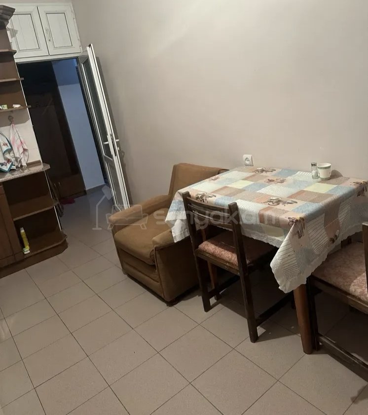 1 Սենյականոց Բնակարան Քարե Շենքում, 40քմ, 3/5 հարկ, Նորմալ Վիճակում, Կահավորված