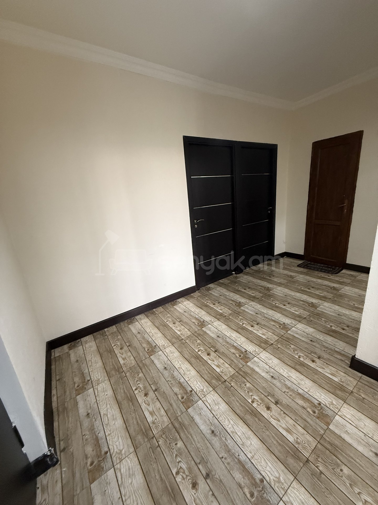 3 Սենյականոց Բնակարան Քարե Շենքում, 79քմ, 5/5 հարկ, Կապիտալ Վերանորոգված