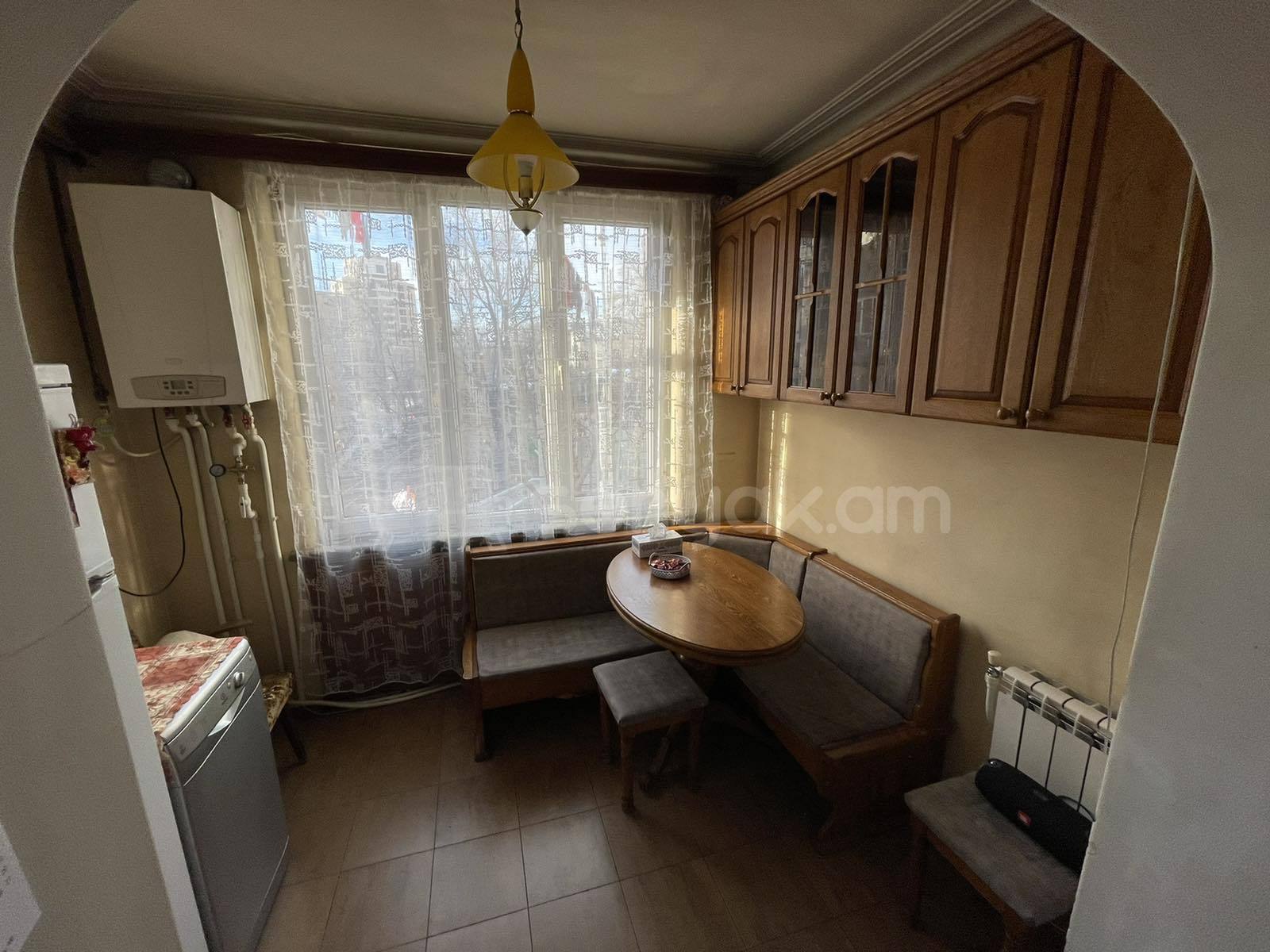 4 Սենյականոց Բնակարան Քարե Շենքում, 101քմ, 2/5 հարկ, Կապիտալ Վերանորոգված, Կահավորված, Արևկող