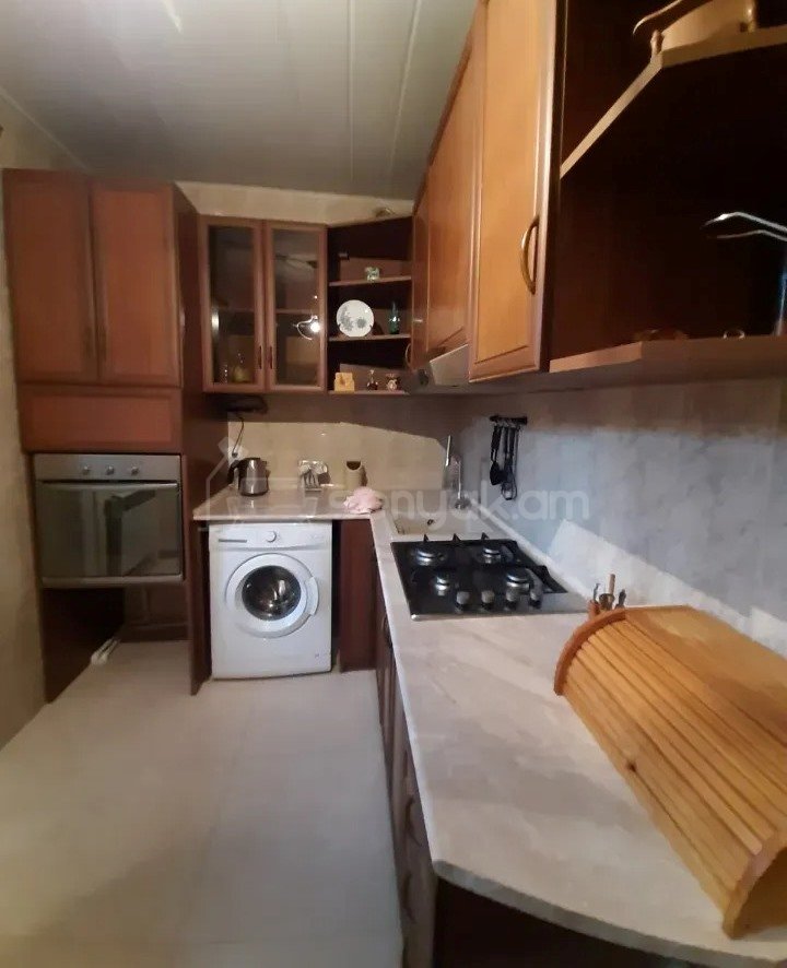 3 Սենյականոց Բնակարան Քարե Շենքում, 75քմ, 2/5 հարկ, Կապիտալ Վերանորոգված