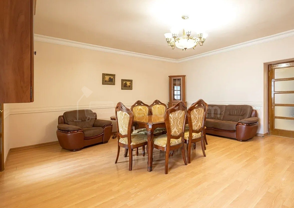 3 Սենյականոց Բնակարան Քարե Շենքում, 75քմ, 2/5 հարկ, Կապիտալ Վերանորոգված