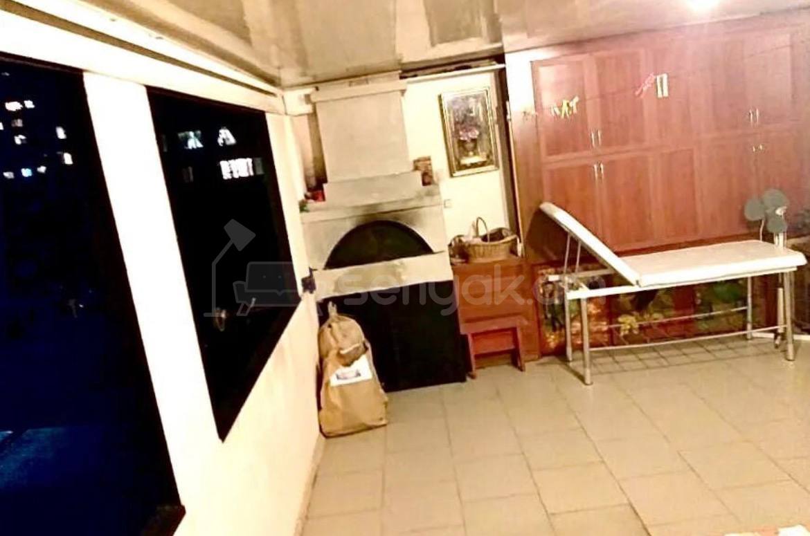 5 Սենյականոց Բնակարան Քարե Շենքում, 124քմ, 5/5 հարկ, Կապիտալ Վերանորոգված