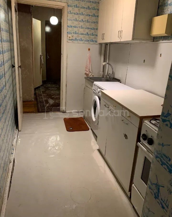 1 Սենյականոց Բնակարան Քարե Շենքում, 47քմ, 1/5 հարկ, Պետական Վիճակում