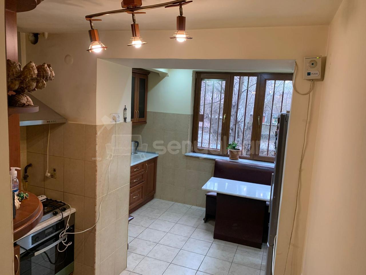 3 Սենյականոց Բնակարան Քարե Շենքում, 105քմ, 2/5 հարկ, Կապիտալ Վերանորոգված, Կահավորված, Արևկող