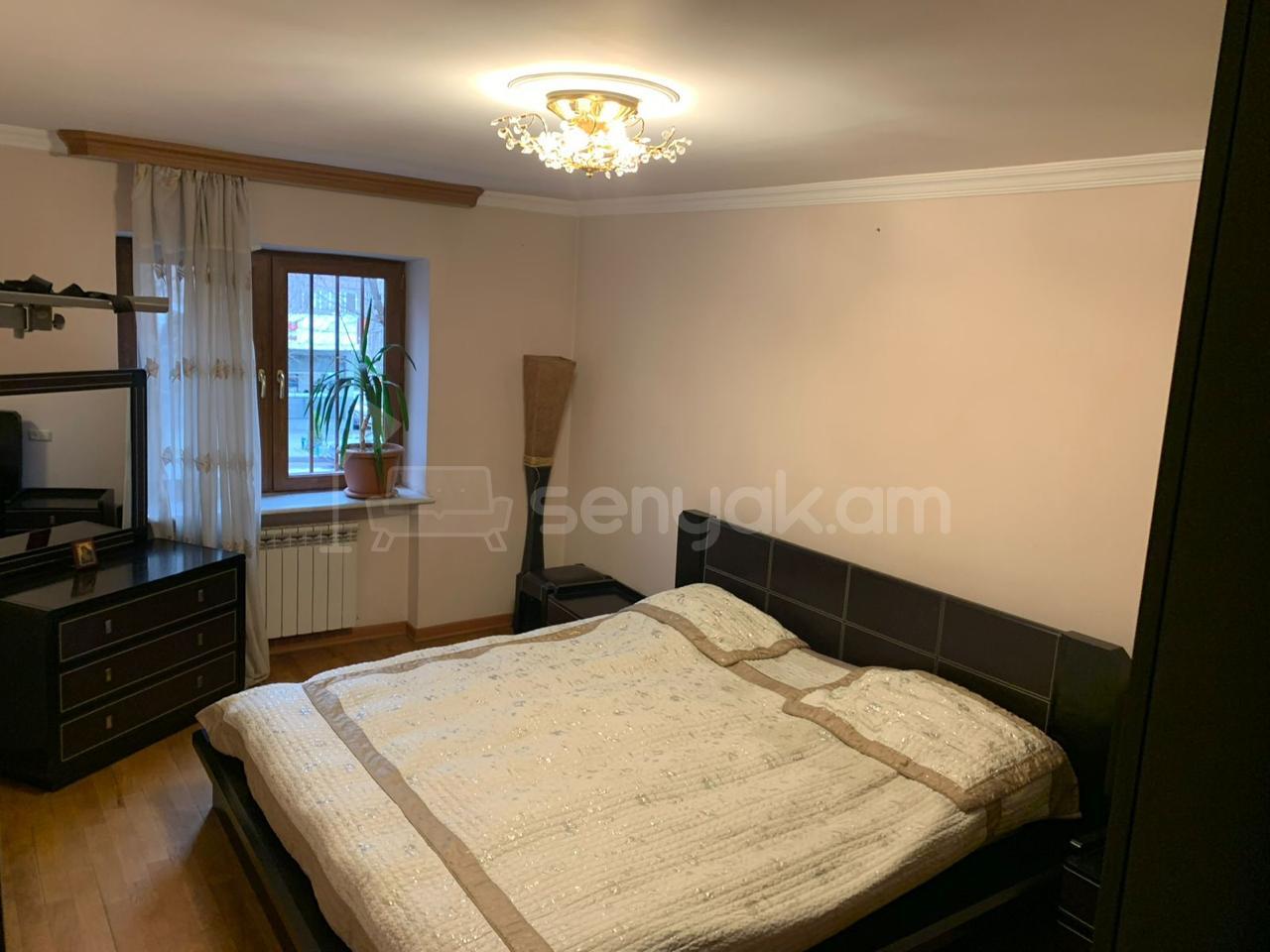 3 Սենյականոց Բնակարան Քարե Շենքում, 105քմ, 2/5 հարկ, Կապիտալ Վերանորոգված, Կահավորված, Արևկող