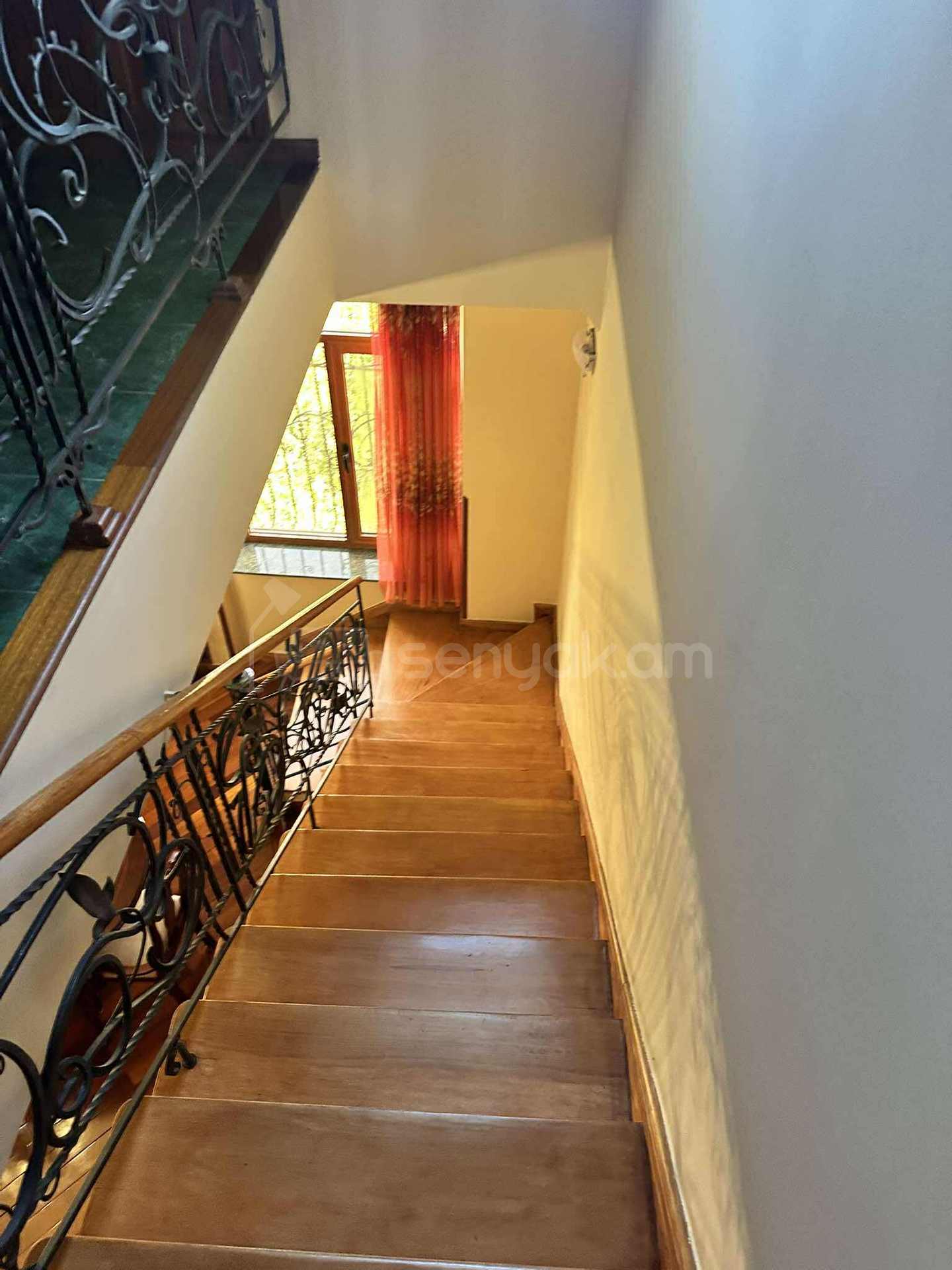 5 Սենյականոց Բնակարան Քարե Շենքում, 275քմ, 5/6 հարկ, Կապիտալ Վերանորոգված