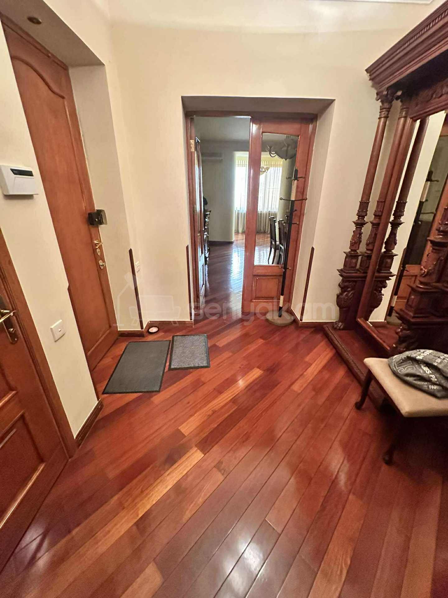 5 Սենյականոց Բնակարան Քարե Շենքում, 275քմ, 5/6 հարկ, Կապիտալ Վերանորոգված