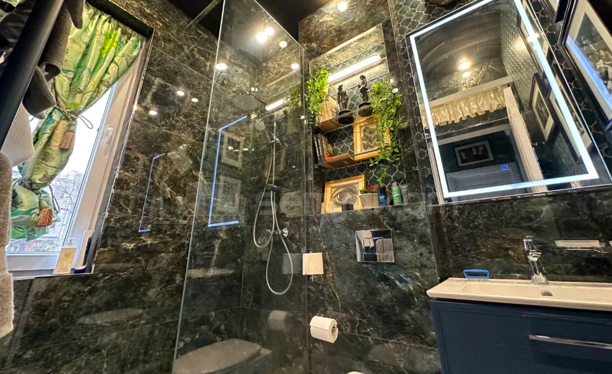 5 Սենյականոց Բնակարան Քարե Շենքում, 112քմ, 2/4 հարկ, Դիզայներական Վերանորոգված