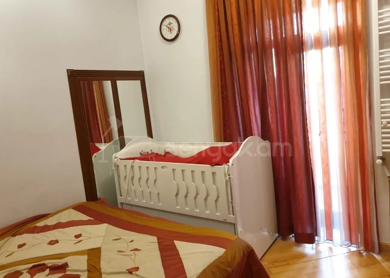 5 Սենյականոց Բնակարան Քարե Շենքում, 140քմ, 3/3 հարկ, Կապիտալ Վերանորոգված
