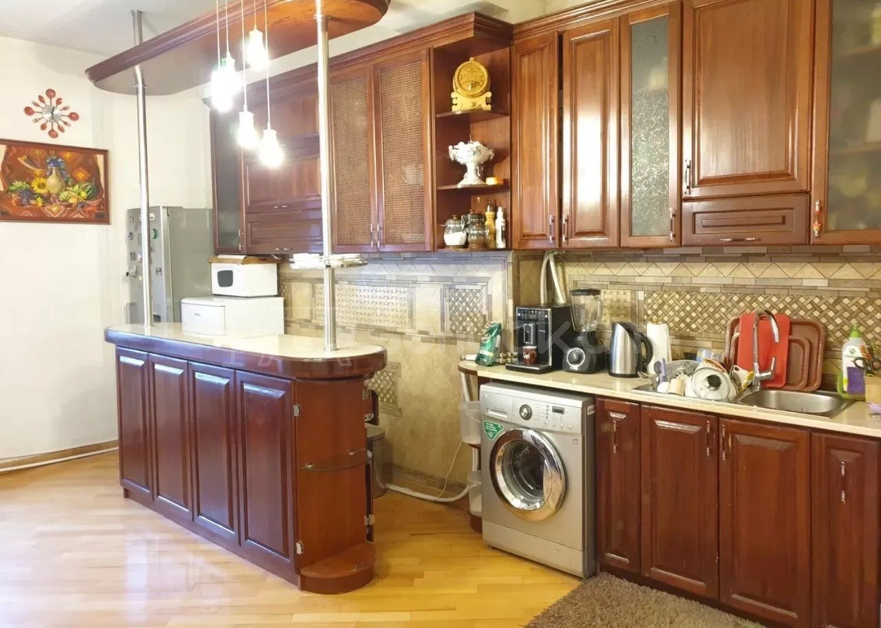 5 Սենյականոց Բնակարան Քարե Շենքում, 140քմ, 3/3 հարկ, Կապիտալ Վերանորոգված