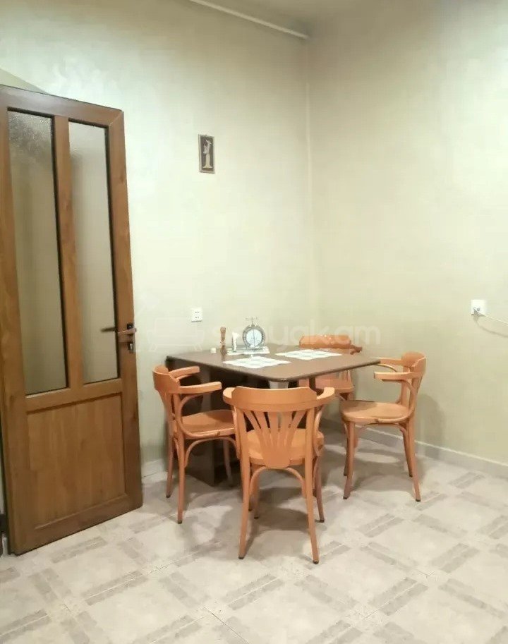 5 Սենյականոց Բնակարան Քարե Շենքում, 130քմ, 2/3 հարկ, Կապիտալ Վերանորոգված