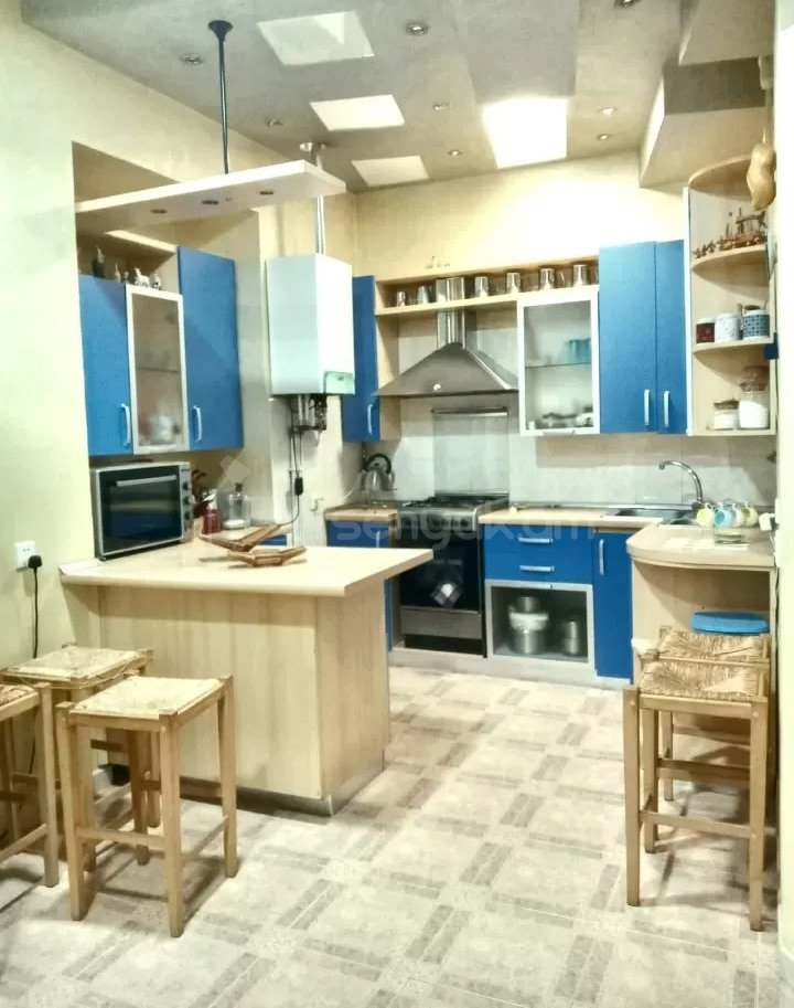 5 Սենյականոց Բնակարան Քարե Շենքում, 130քմ, 2/3 հարկ, Կապիտալ Վերանորոգված