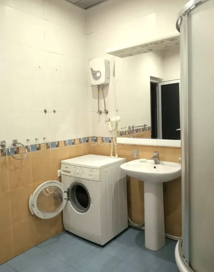 5 Սենյականոց Բնակարան Քարե Շենքում, 130քմ, 2/3 հարկ, Կապիտալ Վերանորոգված