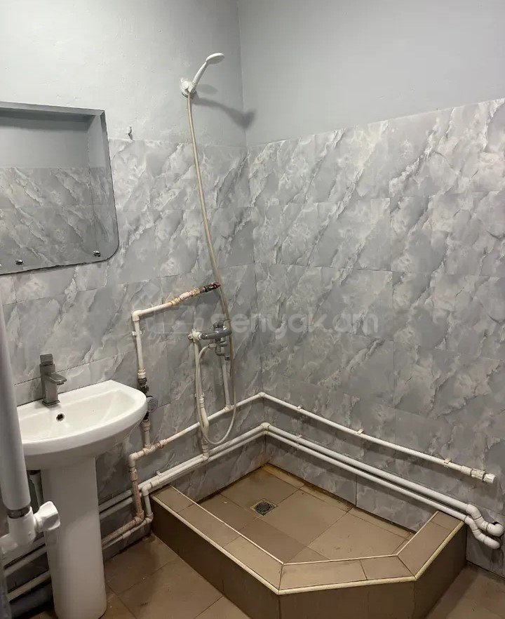 2 Սենյականոց Բնակարան Քարե Շենքում, 67քմ, 2/5 հարկ, Կոսմետիկ Վերանորոգված, Կահավորված