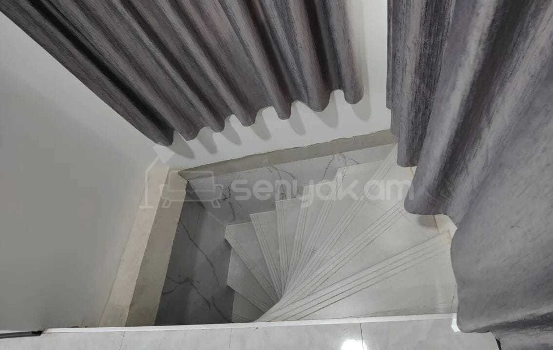 5 Սենյականոց Բնակարան Քարե Շենքում, 105քմ, 1/3 հարկ, Դիզայներական Վերանորոգված