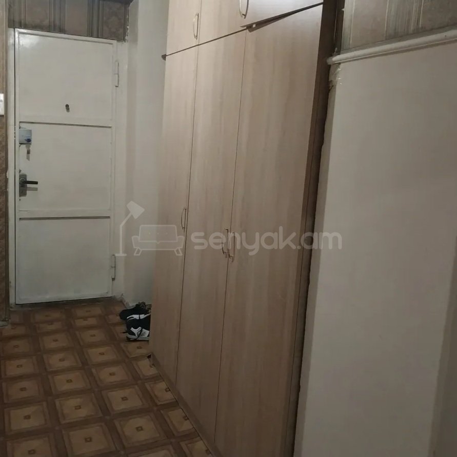 1 Սենյականոց Բնակարան Քարե Շենքում, 47քմ, 3/5 հարկ, Պետական Վիճակում