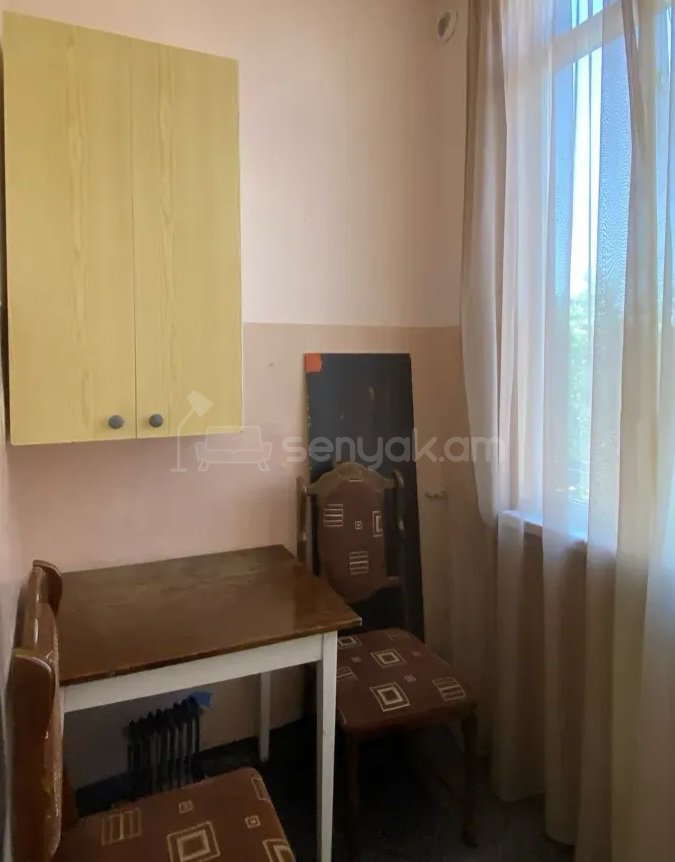 1 Սենյականոց Բնակարան Քարե Շենքում, 47քմ, 3/5 հարկ, Պետական Վիճակում