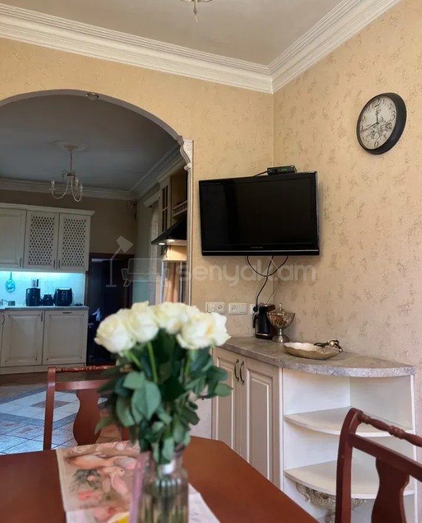 4 Սենյականոց Բնակարան Քարե Շենքում, 126քմ, 2/3 հարկ, Դիզայներական Վերանորոգված