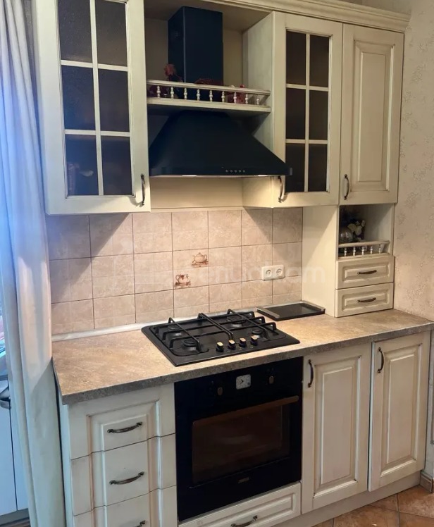 4 Սենյականոց Բնակարան Քարե Շենքում, 126քմ, 2/3 հարկ, Դիզայներական Վերանորոգված