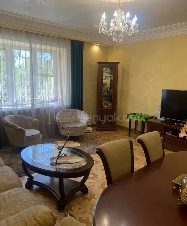 4 Սենյականոց Բնակարան Քարե Շենքում, 126քմ, 2/3 հարկ, Դիզայներական Վերանորոգված