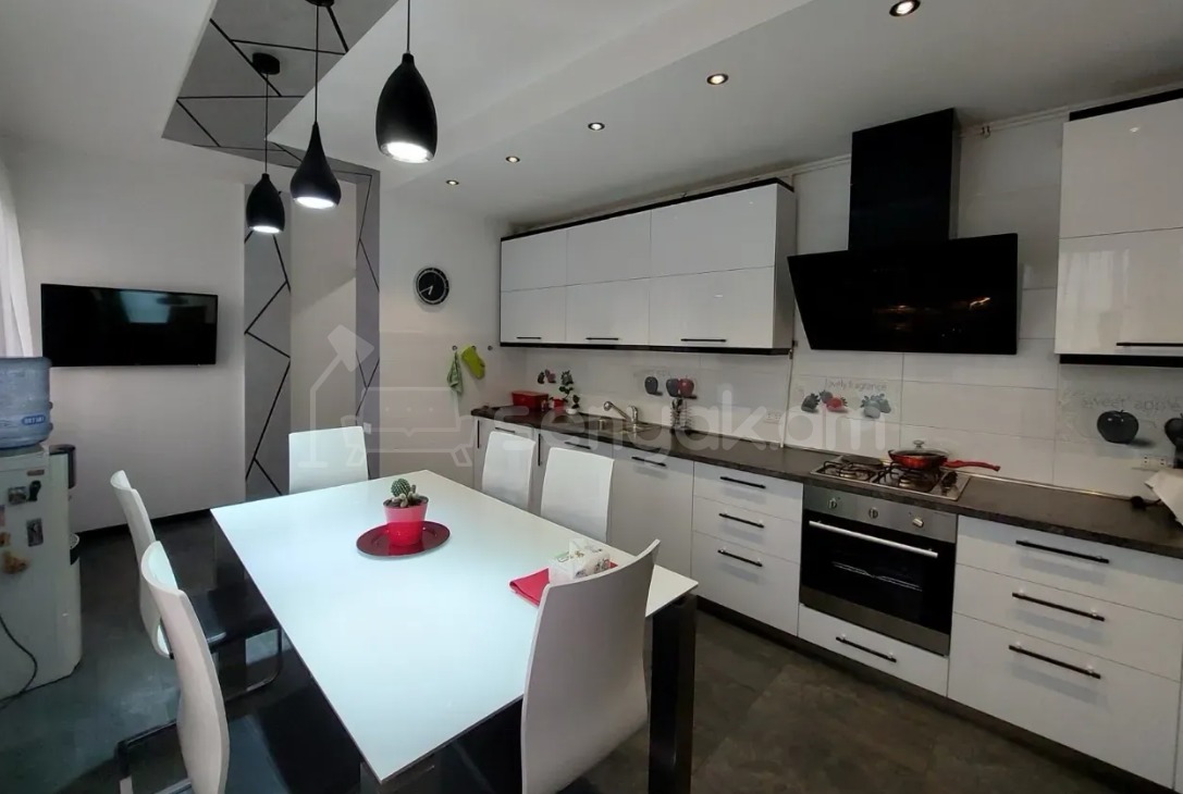 6 Սենյականոց Բնակարան Քարե Շենքում, 230քմ, 5/6 հարկ, Դիզայներական Վերանորոգված