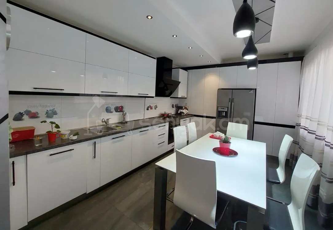 6 Սենյականոց Բնակարան Քարե Շենքում, 230քմ, 5/6 հարկ, Դիզայներական Վերանորոգված