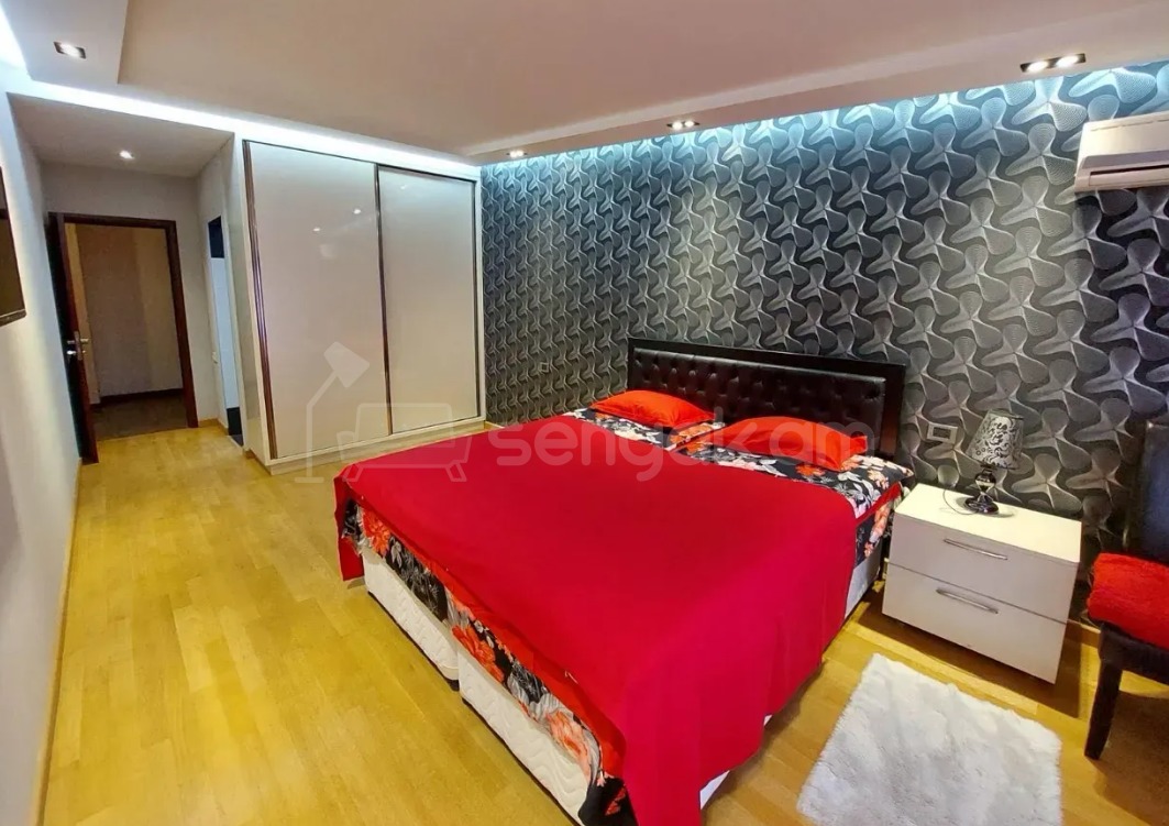 6 Սենյականոց Բնակարան Քարե Շենքում, 230քմ, 5/6 հարկ, Դիզայներական Վերանորոգված