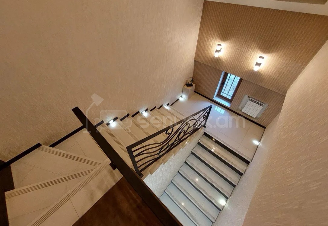 6 Սենյականոց Բնակարան Քարե Շենքում, 230քմ, 5/6 հարկ, Դիզայներական Վերանորոգված