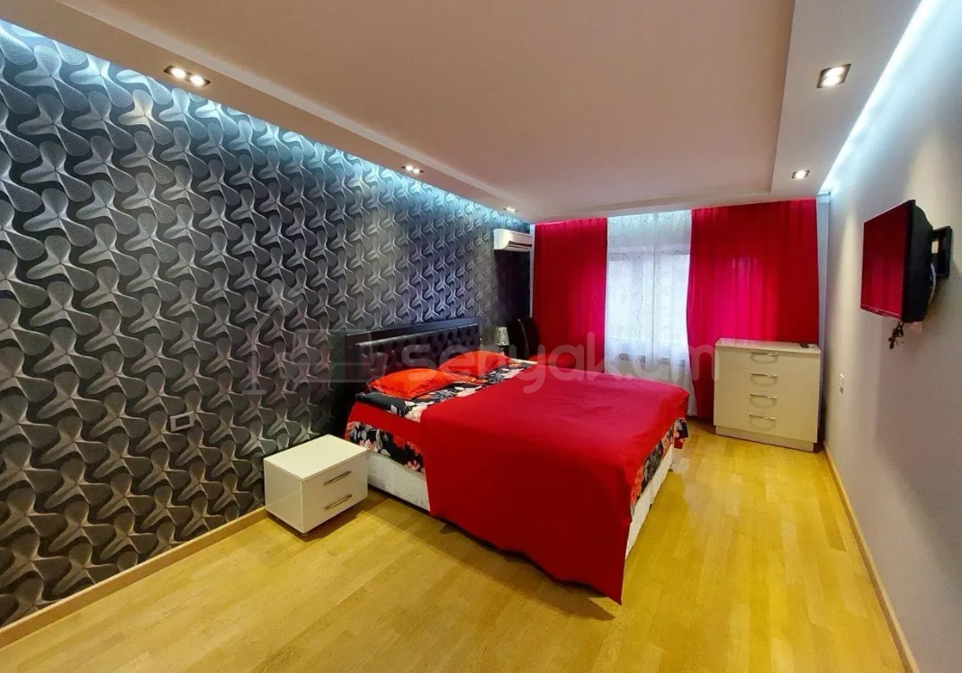 6 Սենյականոց Բնակարան Քարե Շենքում, 230քմ, 5/6 հարկ, Դիզայներական Վերանորոգված