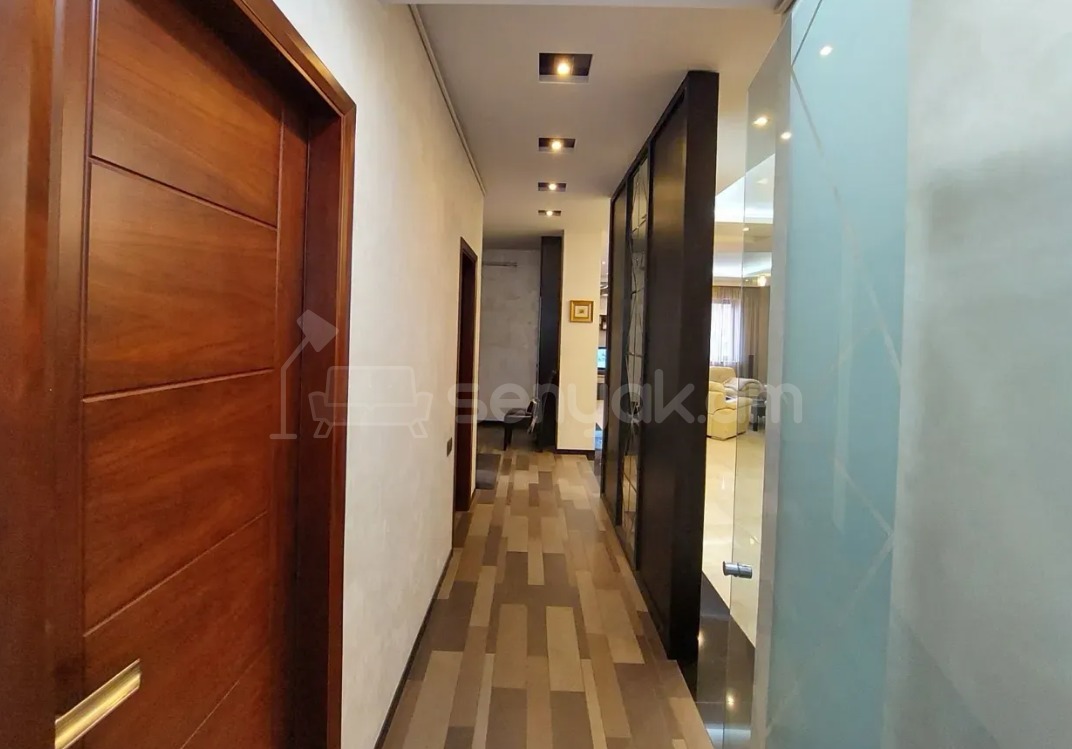 6 Սենյականոց Բնակարան Քարե Շենքում, 230քմ, 5/6 հարկ, Դիզայներական Վերանորոգված