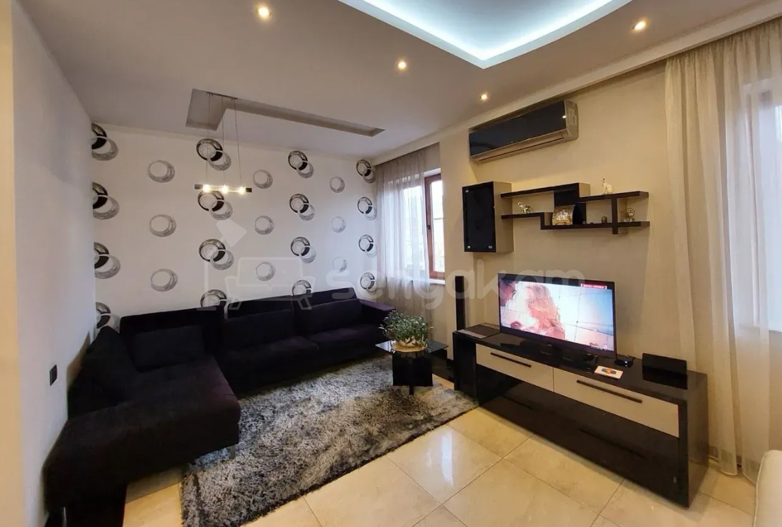 6 Սենյականոց Բնակարան Քարե Շենքում, 230քմ, 5/6 հարկ, Դիզայներական Վերանորոգված