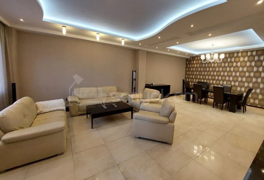 6 Սենյականոց Բնակարան Քարե Շենքում, 230քմ, 5/6 հարկ, Դիզայներական Վերանորոգված